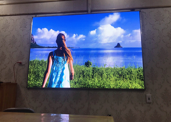 Do painel interno do diodo emissor de luz da tevê da exposição do discurso o passo fino claro do pixel conduziu exposições